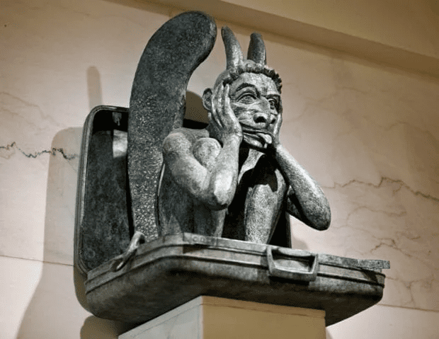 丹佛机场 “哀嚎的石像鬼/行李箱里的石像鬼”(Gargoyle)