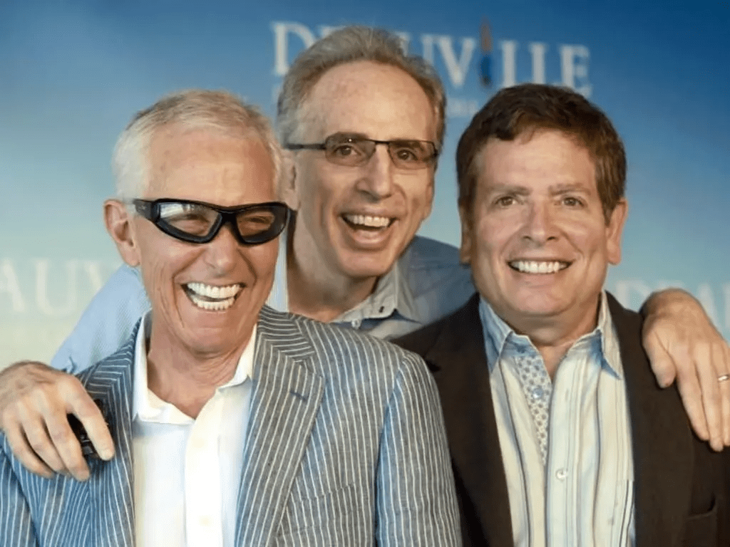 大卫·扎克(David Zucker)、杰瑞·扎克(Jerry Zucker)、吉姆·亚伯拉罕(Jim Abrahams),简称ZAZ组合
《白头神探》背后的ZAZ:校园活宝如何将恶搞搞成事业?