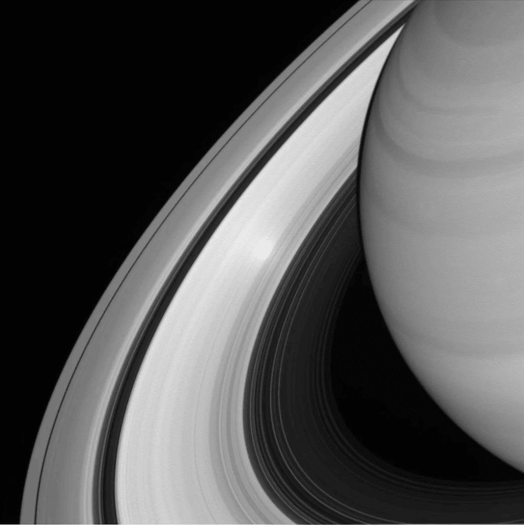 NASA Cassini号在土星B环拍摄的亮斑影像,被解释为‘冲日增强’现象。