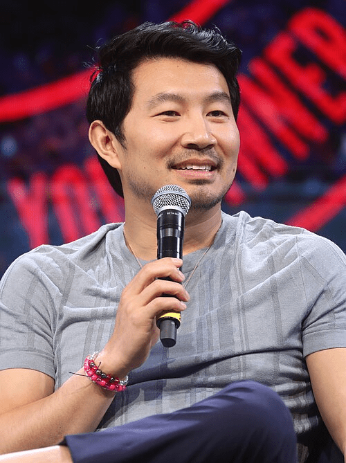 在百老汇发光的亚裔戏剧人:作品、机遇与职业路径
Simu Liu(刘思慕)