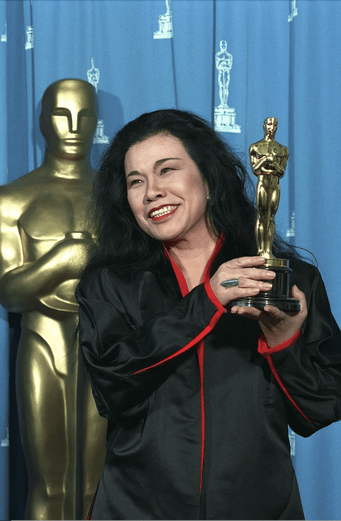 Eiko Ishioka,石岡 瑛子奪得奧斯卡最佳服裝設計獎
